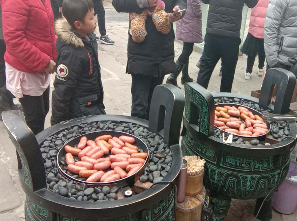 漢(han)伯尅(ke)石(shi)鍋(guo)烤(kao)腸(chang)貴陽(yang)廟會(hui)倍受歡(huan)迎